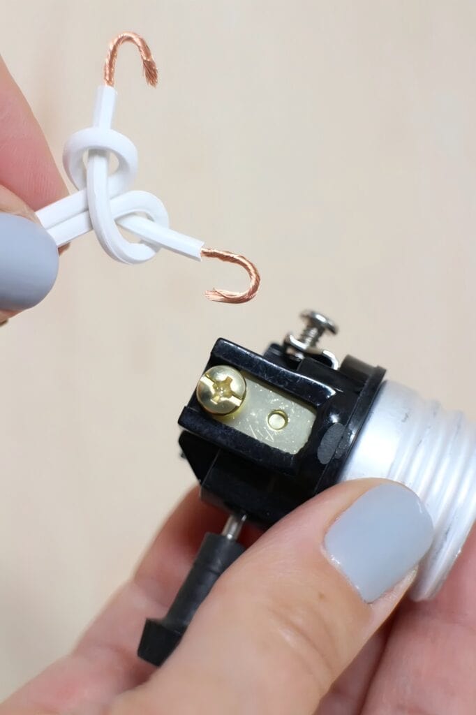 How do you wire a light socket to a switch (2)